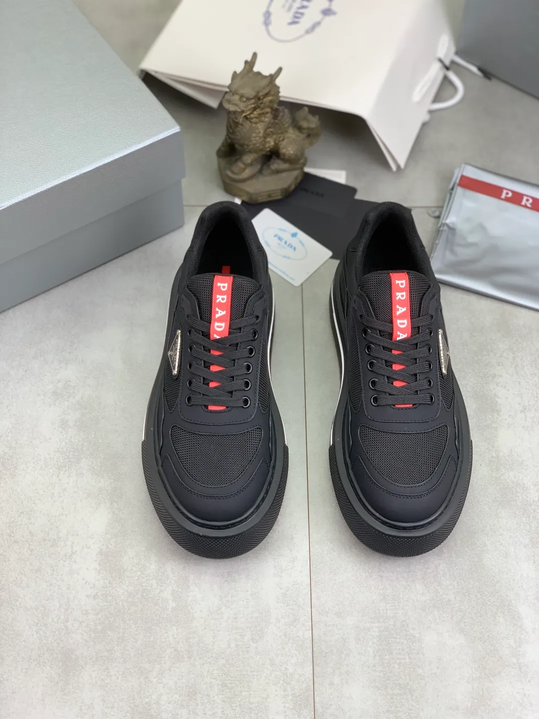 Men's shoes 💰P580💰 [New model] popular models are on the official website, 🆘 Trendy brand (Prada) mainly promotes popular models, avant-garde and versatile fashionable men's shoes private version mold opening, cowhide surface splicing 1:1 replica... fashionable and simple, original imported cowhide lining cowhide feet; the atmosphere and personality are more fashionable, eye-catching and pursuing class. It will subvert the old idea and be a must-have for fashion trendsetters with you! Must keep it for yourself! Tall and comfortable, large and low, high-end quality workmanship. Size: 38-45 3⃣️colors available.